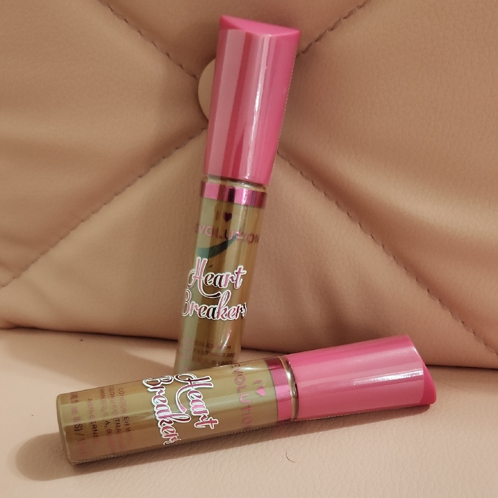 2 Revolution Heart Breaker Concealer - Pink Cap with Tan Formula
